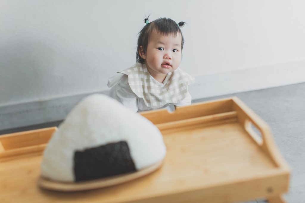 特大おにぎりに興味を示す1歳のお子様