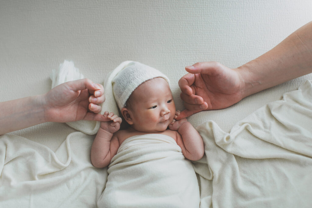 ニューボーンフォトで撮影した赤ちゃんと家族の写真