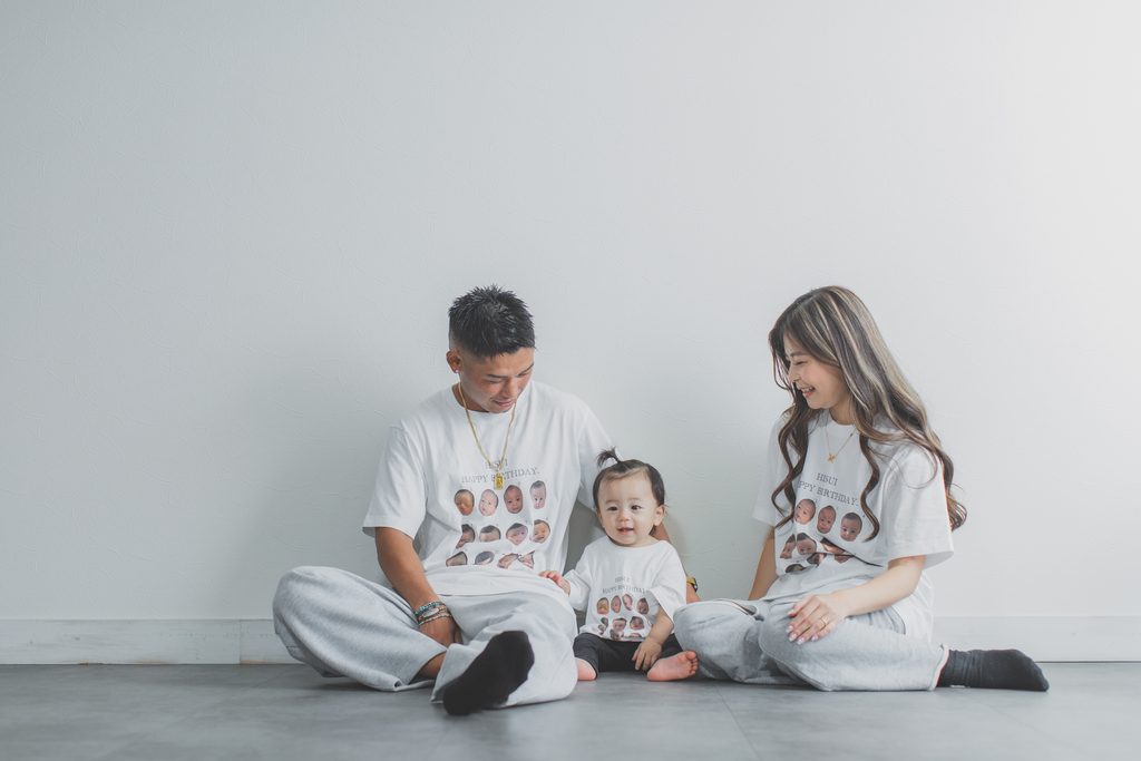 スタジオに到着して様子を見ながら過ごす1歳の男の子