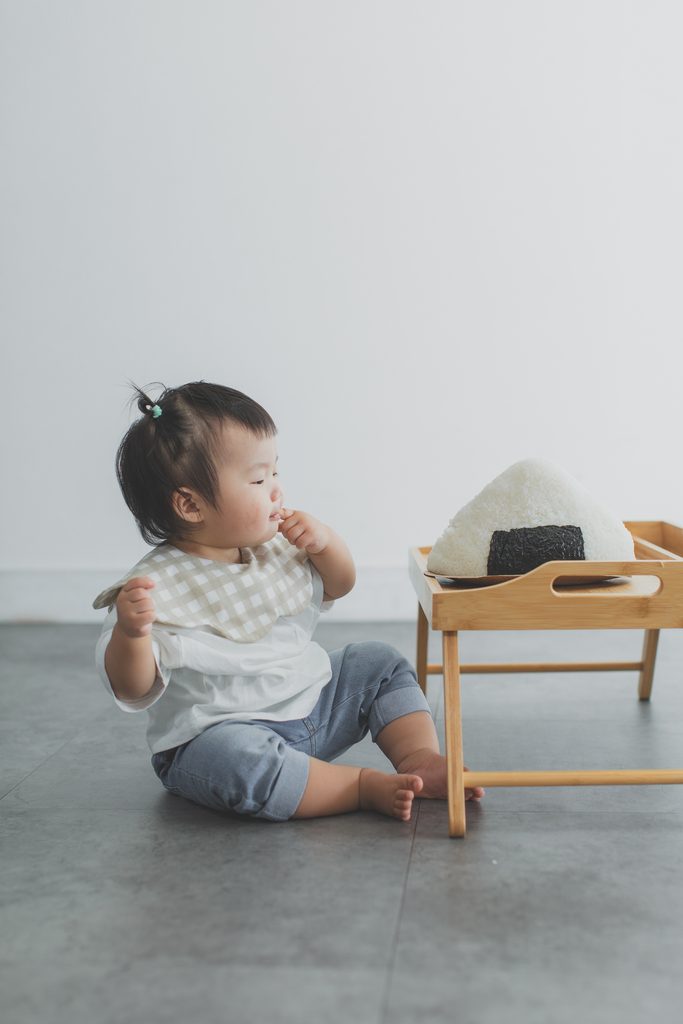 特大おにぎりを食べる1歳のお子様