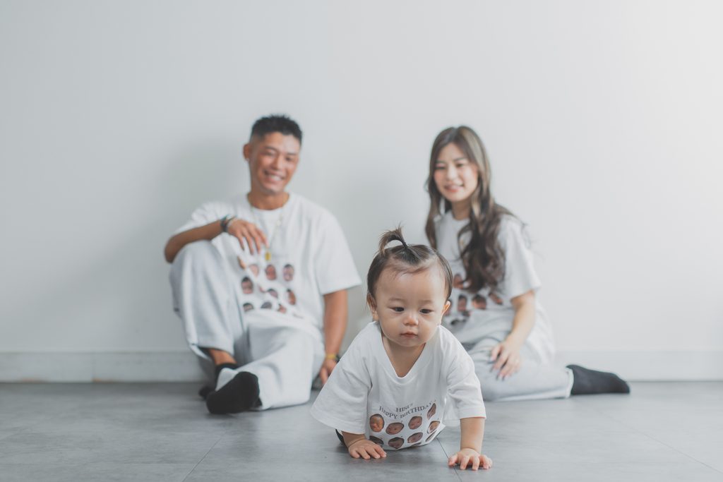 スタジオを探検しながら遊ぶ1歳の男の子