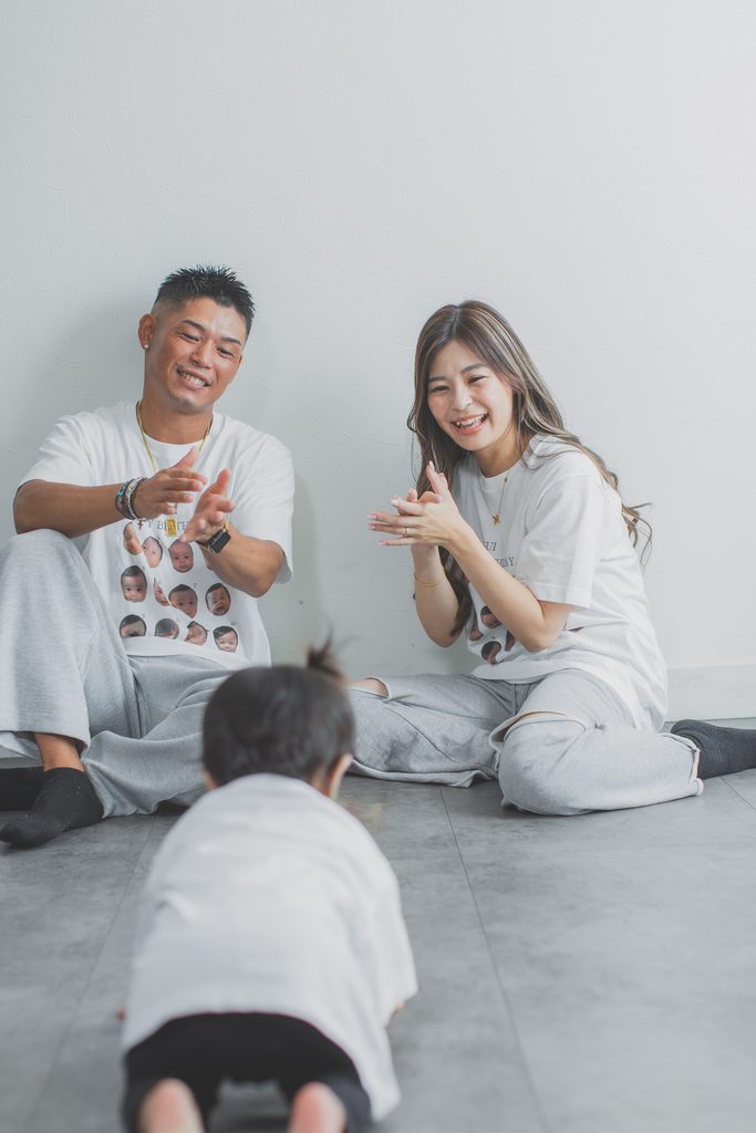 スタジオを探検しながら遊ぶ1歳の男の子