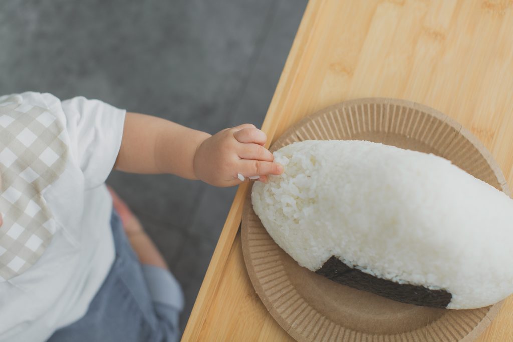 1歳のバースデーフォトに用意した特大おにぎり