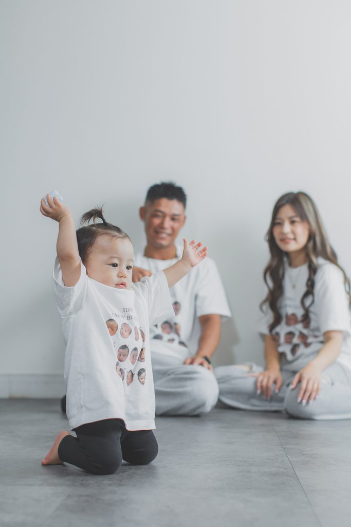 スタジオの中を元気いっぱいに走り回る1歳の男の子