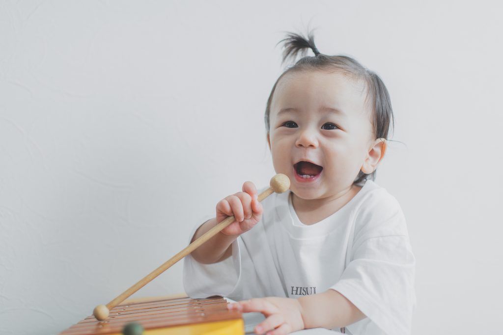 おやつの後に元気いっぱい遊ぶ1歳の男の子