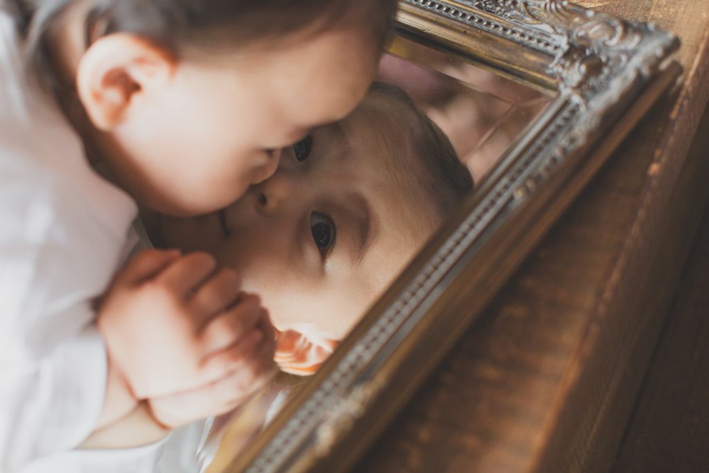 遊びながら自然な笑顔を見せる1歳の男の子
