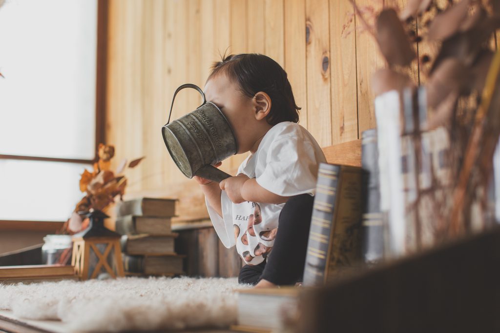 おやつの後に元気いっぱい遊ぶ1歳の男の子
