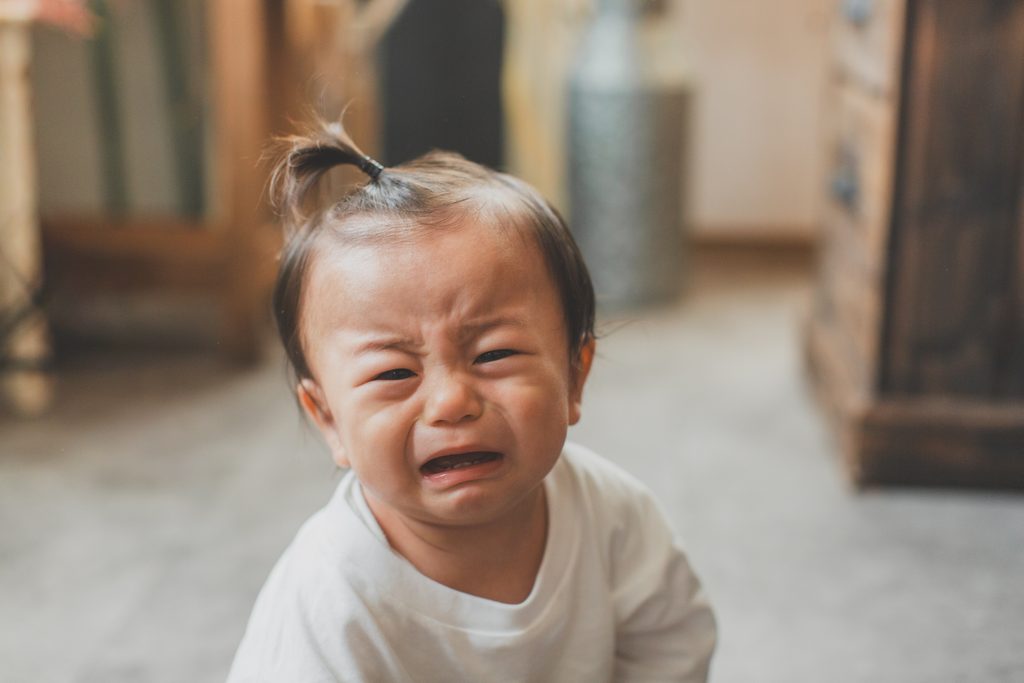 撮影の最後に泣き顔を見せる1歳の男の子